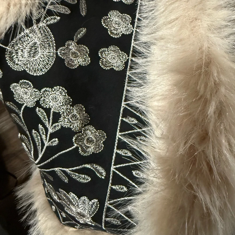 NWOT SHEIN Elegant Black Embroidered Womens Lined Faux Fur Trim Vest Size Large - Picture 3 of 6
